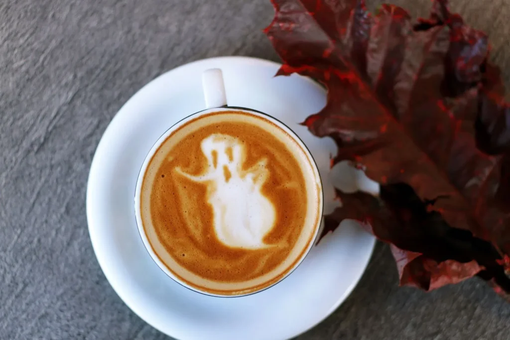 Un écrivain fantôme ou prête-plume fixe ses tarifs. Tasse de café avec un fantôme qui apparaît dans le lait.