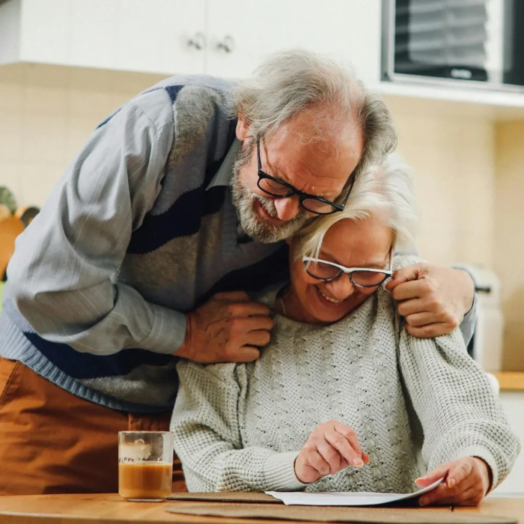 Biographe familiale : un couple qui regarde un livre biographique terminé