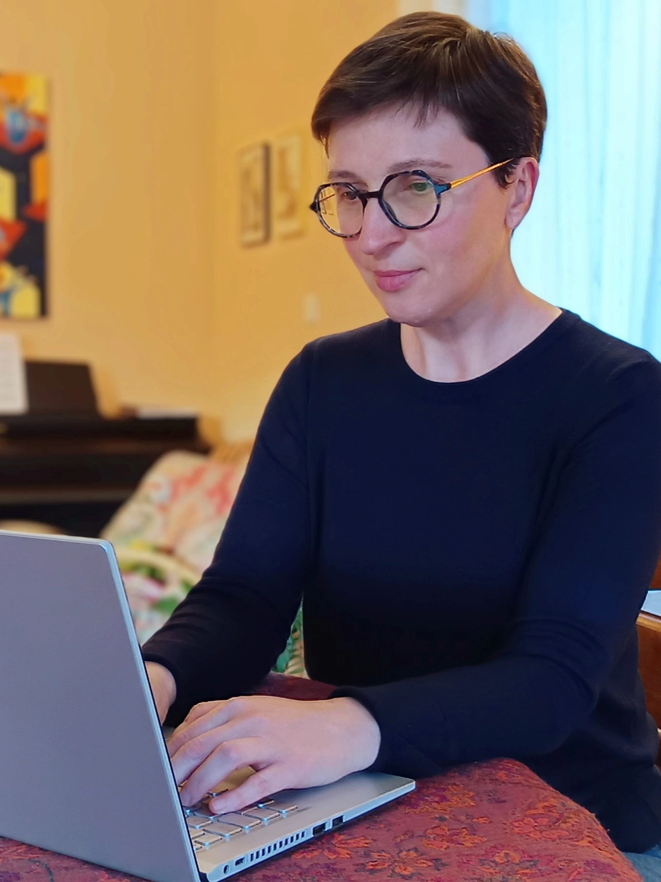 Biographe des femmes et des familles : photo de Natacha en train d'écrire au clavier ©Filiaplume