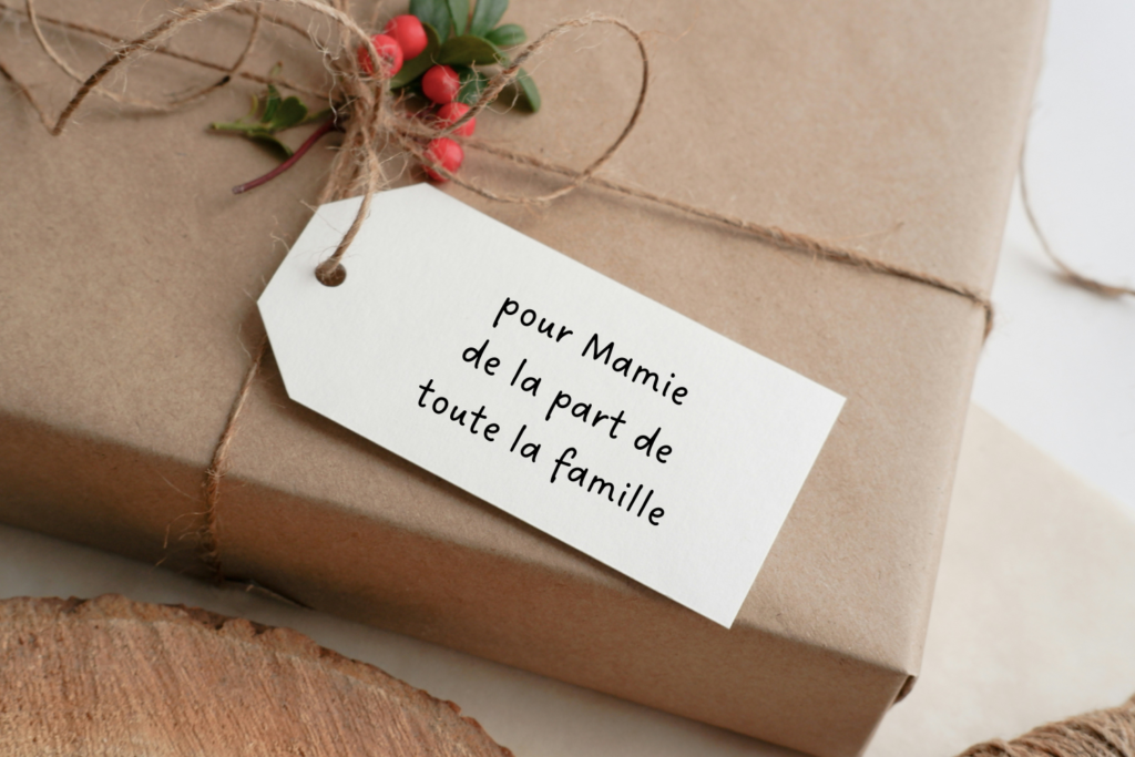 Financer une biographie familiale : un cadeau avec une étiquette dessus où il est écrit "pour mamie, de la part de toute la famille"