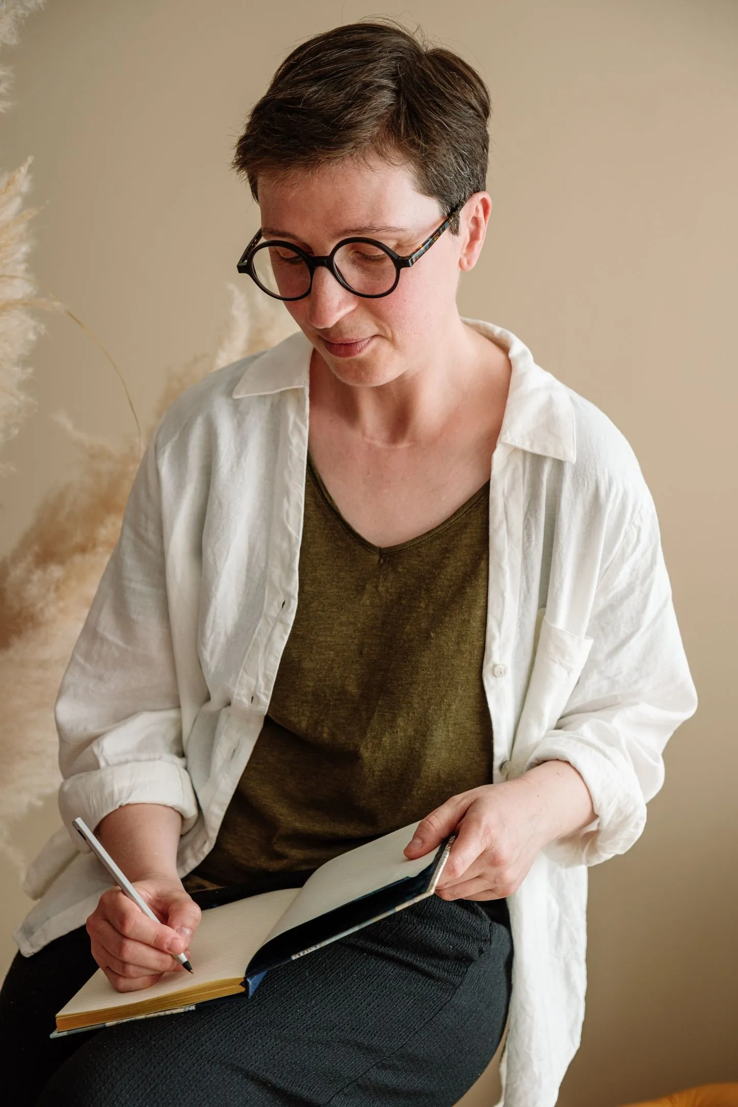 Portrait de Natacha Colbert - Filiaplume -avec un carnet Filiaplume - © Audrey Guyon photographe