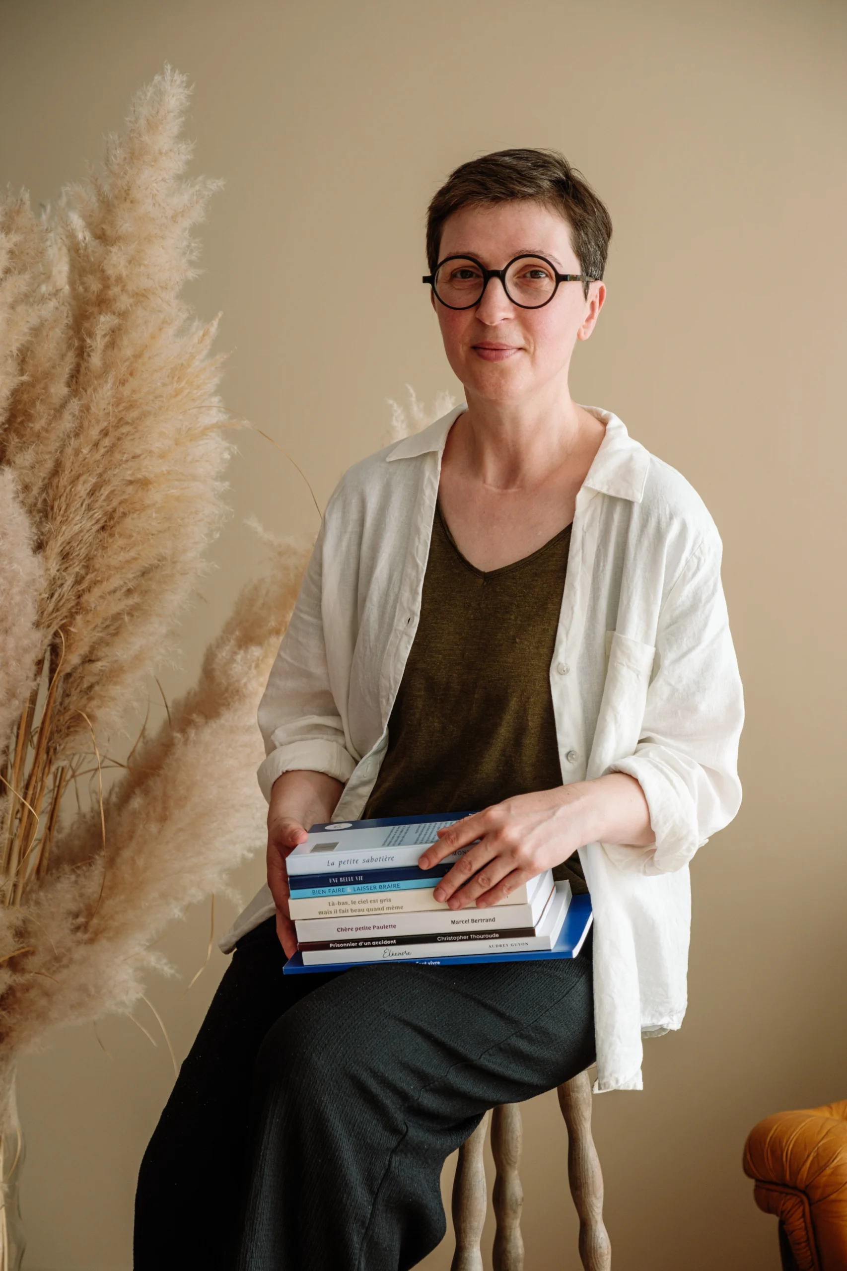 Portrait de Natacha Colbert avec les livres de Filiaplume - © Audrey Guyon photographe